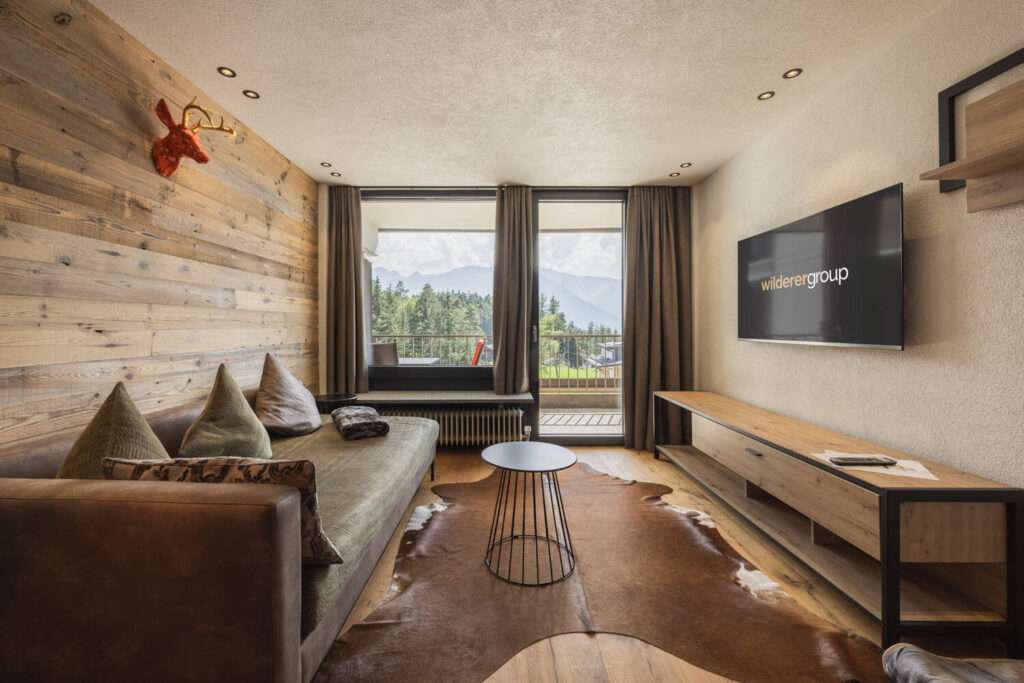 Wilderer Apartment - Wohnzimmer mit Blick ins Inntal